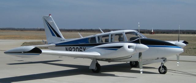 Piper PA-30 Twin Comanche (N8206Y)