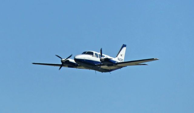 Piper Navajo (N42HD)