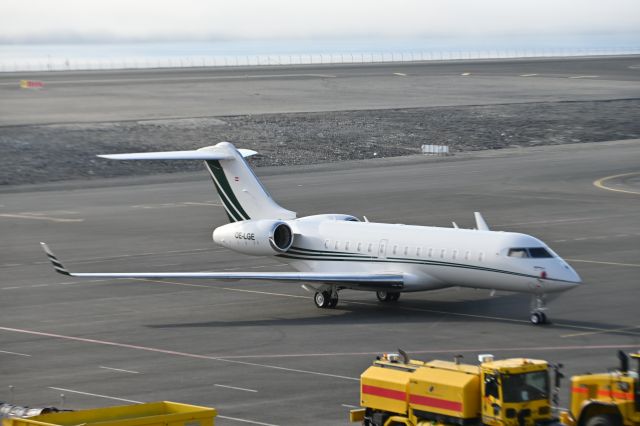 Bombardier Global 5000 (OE-LGE) - VIP is in.