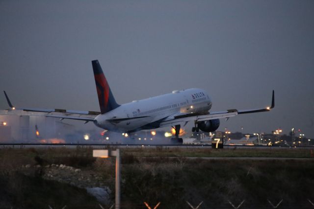 Boeing 757-200 (N537US)