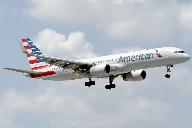 Boeing 757-200 (N189AN) - Inbound as AA 1558 from LIM.