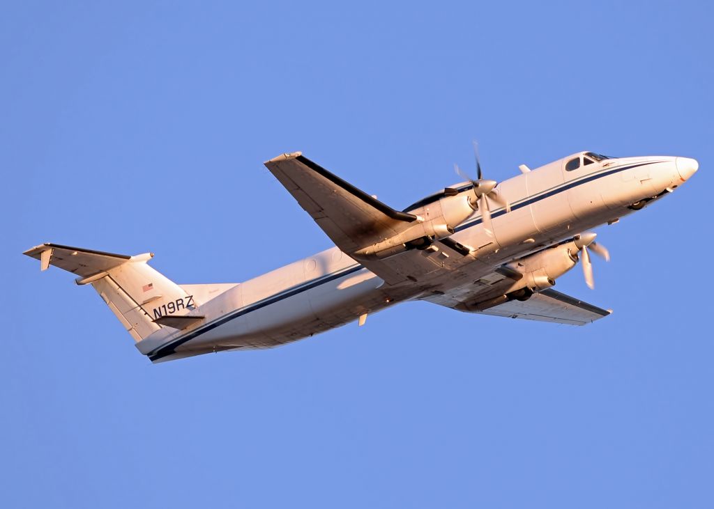 Beechcraft 1900 (N19RZ)