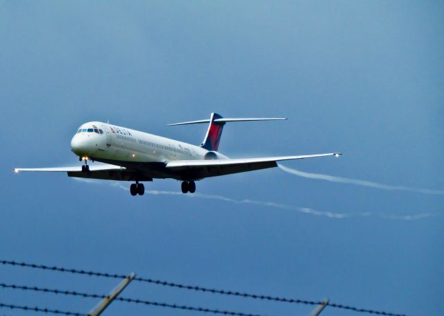 McDonnell Douglas MD-88 (N909DE)