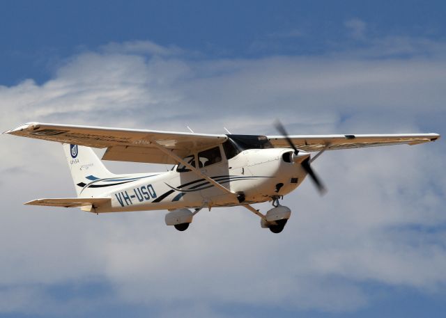 Cessna Skyhawk (VH-USQ) - UNISA UNIVESITY OF SOUTH AUSTRALIA - CESSNA 172S SKYHAWK SP - REG VH-USQ (CN 172S-10301) - PARAFIELD ADELAIDE SA. AUSTRALIA - YPPF (21/11/2014)CANON 550D CAMERA WITH A CANON 300MM FIXED LENSE.