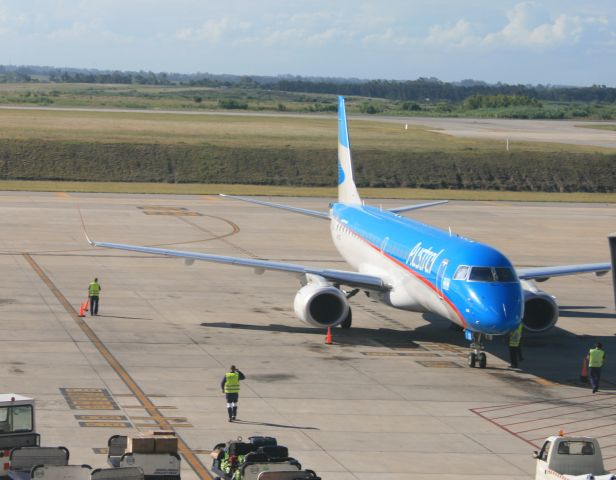 Embraer ERJ-190 — - Aerolineas Argentinas E190 DBA Austral Lineas Aereas @ MVD Airport.