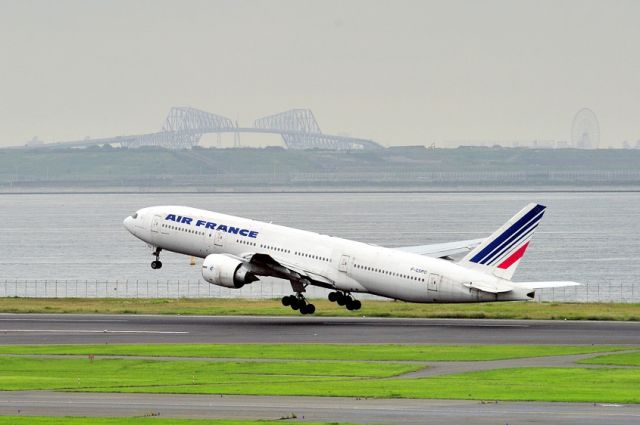 Boeing 777-200 (F-GSPO) - So dirty? On a flag carrier? Shame!