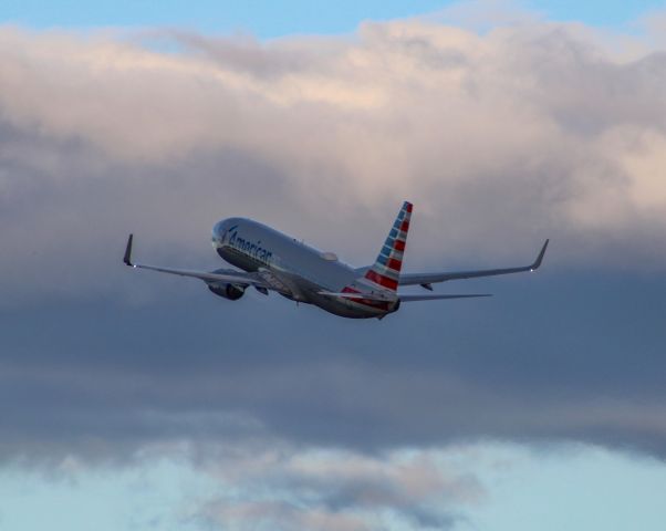 Boeing 737-800 (N984NN) - An American 737-800 headed off to DFW on thanksgiving eve.  11/22/23.