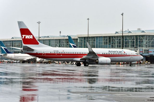 Boeing 737-800 (N915NN)