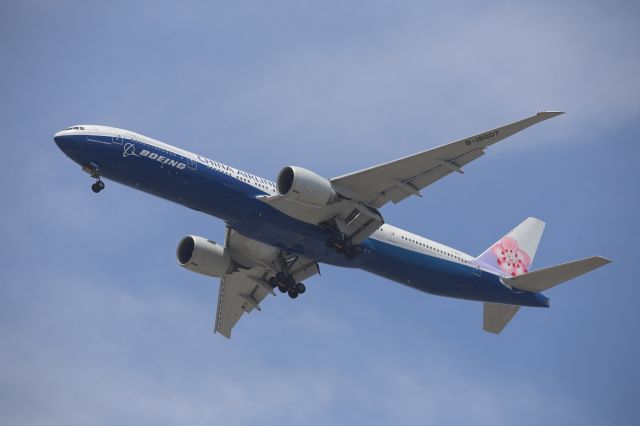 BOEING 777-300ER (B-18007)