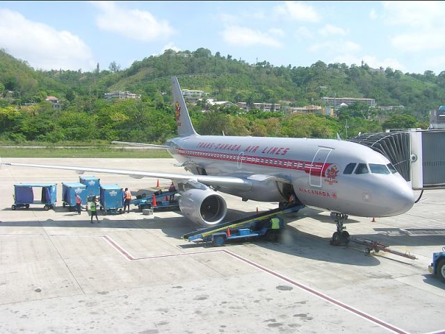 C-FZUH — - Sporting the old Trans Canada Air Lines livery -Tail  # 264 - Flt 1851 to YUL