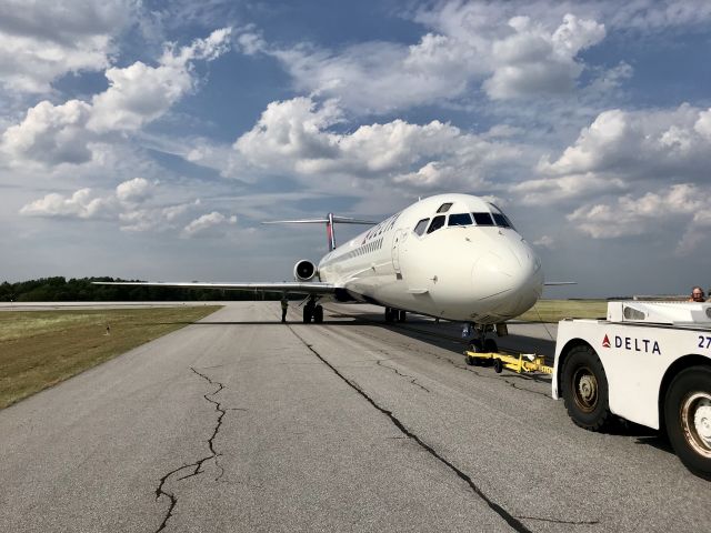 McDonnell Douglas MD-88 (N973DL) - This plane suffered a brake problem and was unloaded on the runway at GSP!