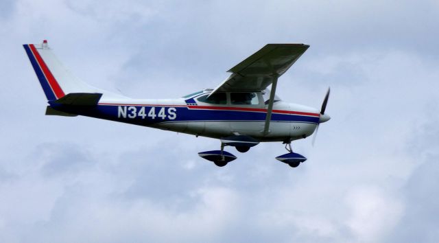Cessna Skylane (N3444S) - On final is this 1964 Cessna 182G Skylane in the Summer of 2019.