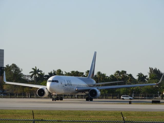 BOEING 767-300 (N418LA)