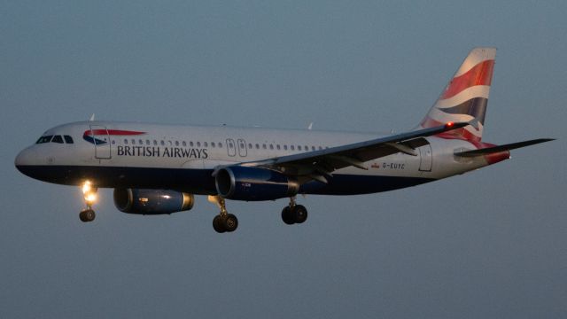 Airbus A320 (G-EUYC)