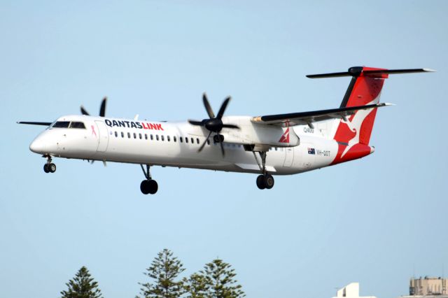 de Havilland Dash 8-400 (VH-QOT) - On short finals for runway 05. Wednesday, 21st May 2014.