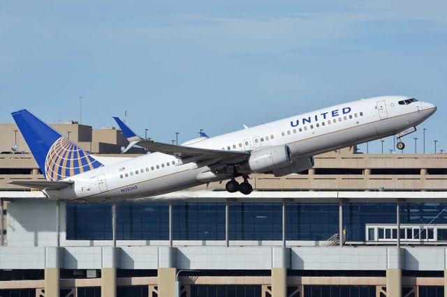 Boeing 737-800 (N35260) - United Boeing 737-824 N35260 at Phoenix Sky Harbor on January 22, 2016. It first flew as N1786B on May 23, 2001. Its construction number is 30855. It was delivered to Continental on June 8, 2001 and merged into the United fleet on November 10, 2011.