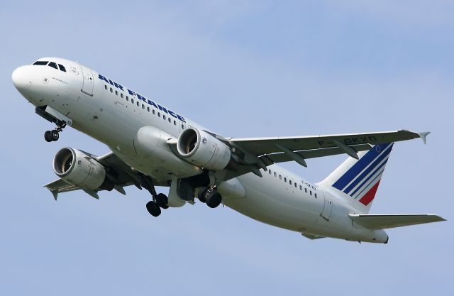 F-GKXD — - Airbus A320-214 d Air France, au décollage de la piste 06/24 de l aéroport d Orly (ORY-LFPO).