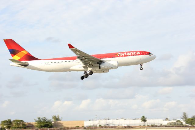 Airbus A330 (N969AV) - 10/25/15 4:30pm