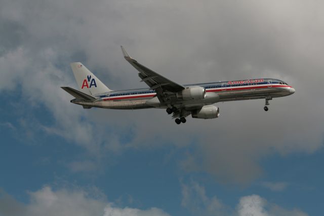 BOEING 767-200 (N606AA)