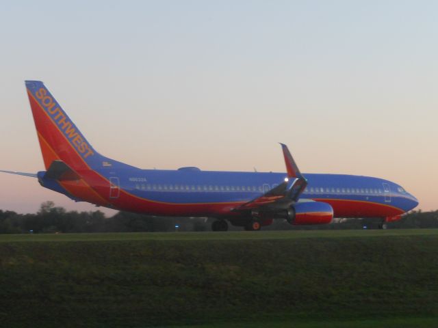 Boeing 737-800 (N8632A)