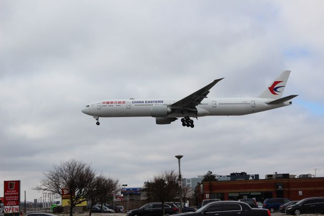 BOEING 777-300 (B-2005) - Very short final runway 23