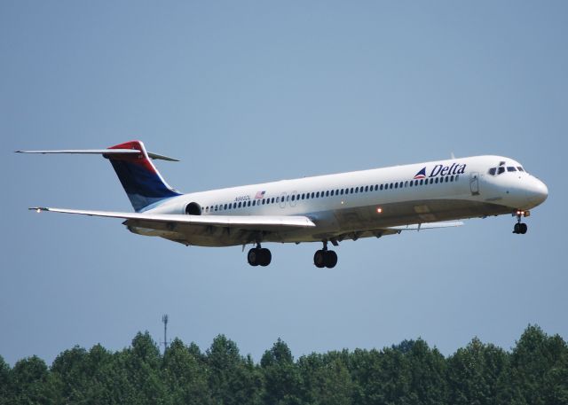 McDonnell Douglas MD-88 (N985DL) - Approaching 18C - 7/15/10