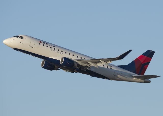 Embraer 170/175 (N240SY)