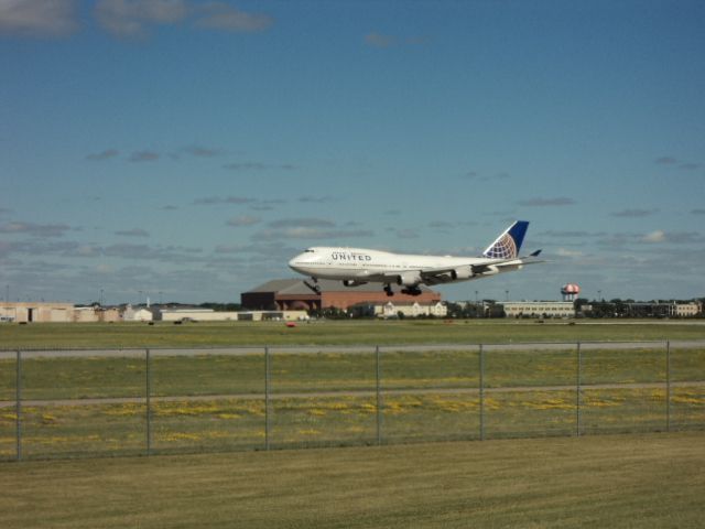 Boeing 747-400 (N120UA) - N120UA