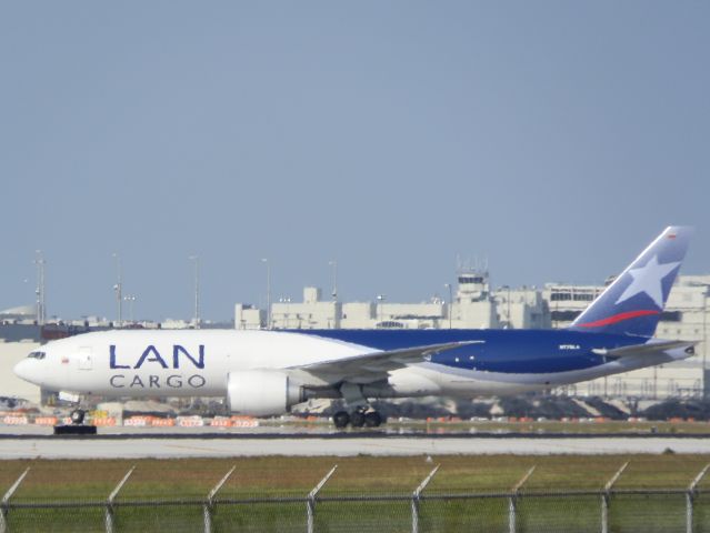 BOEING 777-200LR (N776LA)