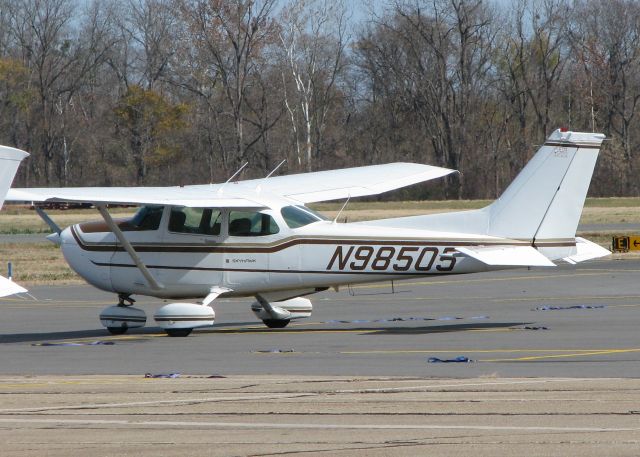 Cessna Skyhawk (N98505) - Parked at Downtown Shreveport.