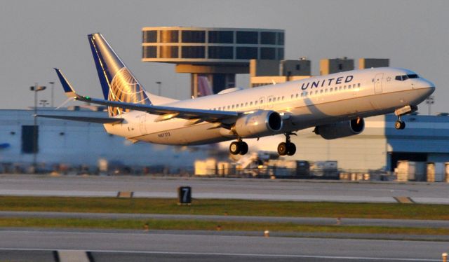 Boeing 737-800 (N87512)
