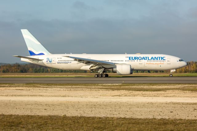 Boeing 777-200 (CS-TSX)