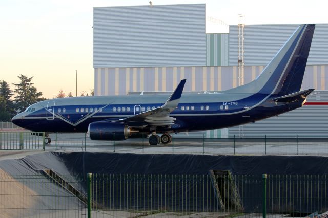 Boeing 737-700 (LY-TVG)