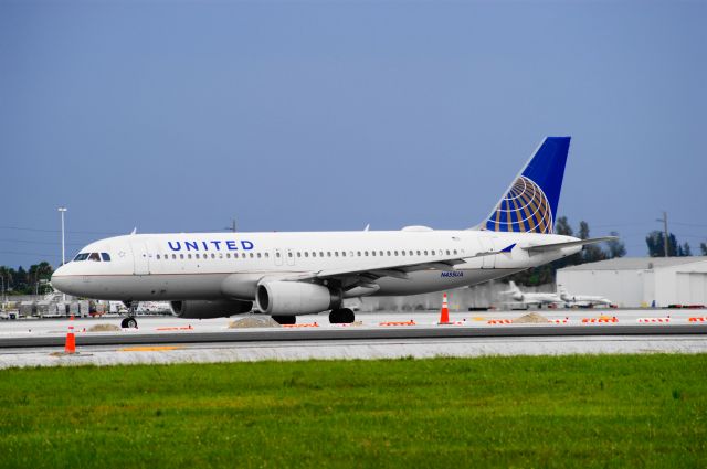 Airbus A320 (N455UA)