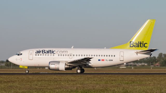 Boeing 737-500 (YL-BBM)