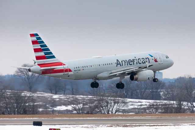 Airbus A320 (N647AW) - An American Airlines flight from Phoenix Sky Harbor International Airport landing in Des Moines. This shot was taken from a newly discovered place at DSM. Shot with a Canon EOS 50D at 300mm, 1/400, 160 ISO, F/10.