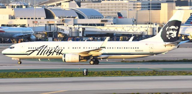 Boeing 737-700 (N320AS)