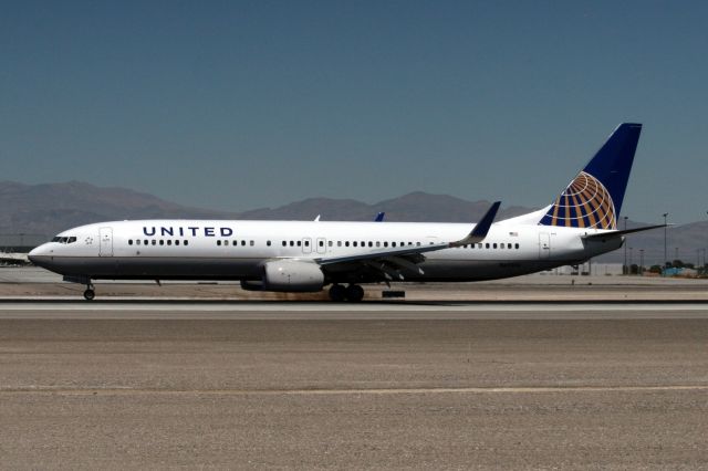 Boeing 737-900 (N69816) - Touching down on rwy 25L on 10-Apr-14 operating flight UAL1110 from KEWR.