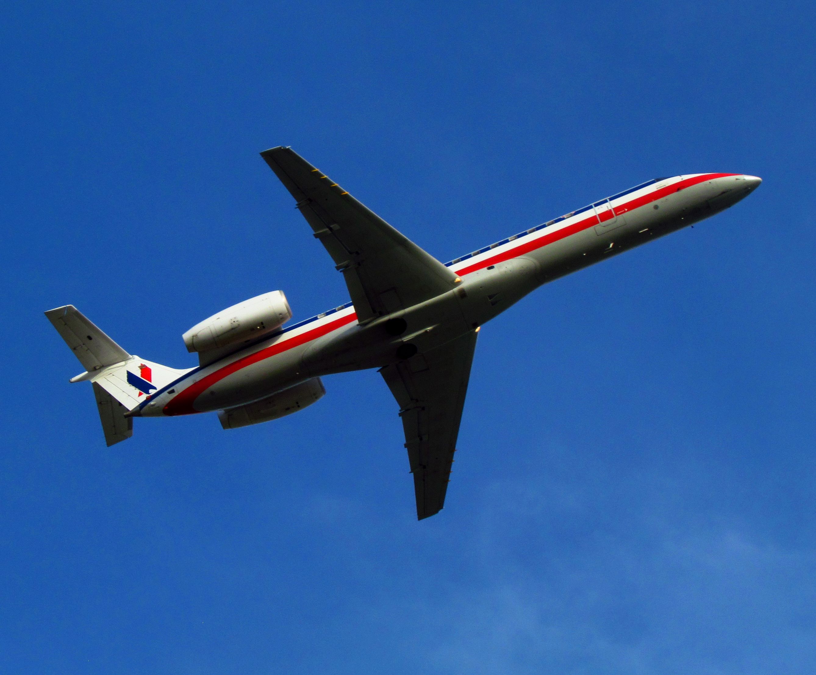 Embraer ERJ-135 (N858AE)