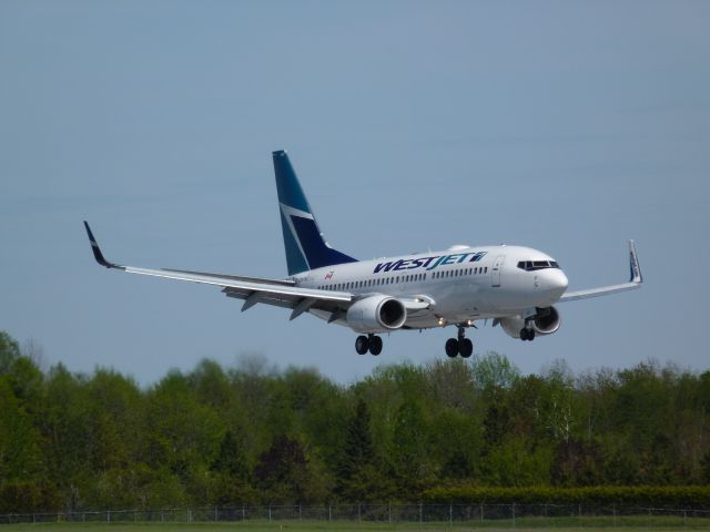 Boeing 737-700 (C-GYWJ)