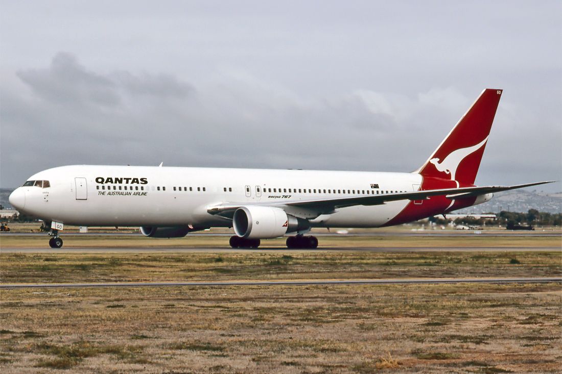 Airbus A330-300 (VH-OGO) - QANTAS - BOEING 767-338/ER - REG : VH- OGO (CN 25577/550) - ADELAIDE INTERNATIONAL AIRPORT SA. AUSTRALIA - YPAD 28/5/1998
