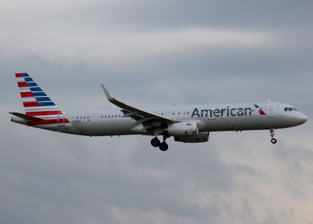 Airbus A321 (N118NN) - At DFW. 2014 Airbus A321-231