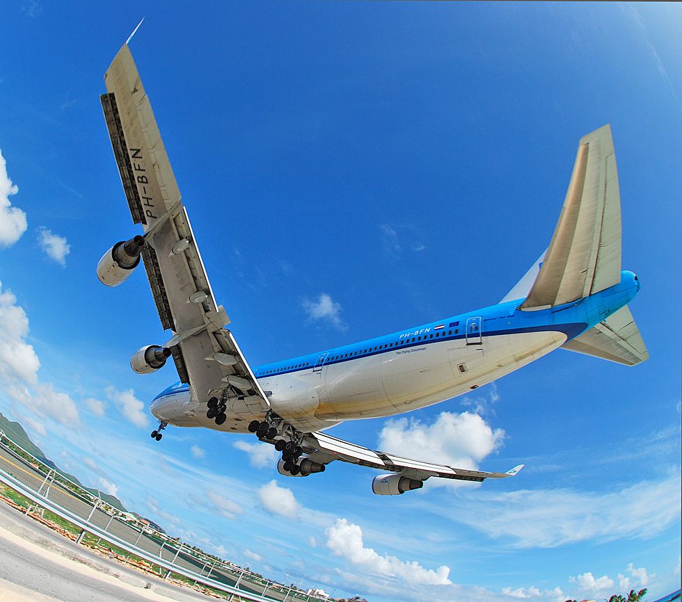 Boeing 747-400 (PH-BFN) - Another fence skimmer at Julianna.