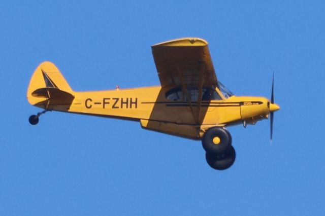 Piper L-21 Super Cub (C-FZHH) - C-FZHH Piper PA-18 135 Super Cub Survolant le fleuve St-Laurent QC. à Lavaltrie Le 29-09-2024 à 14:48.