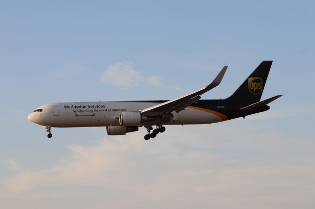 BOEING 767-300 (N355UP)