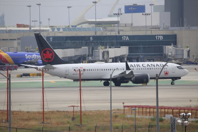 Boeing 737 MAX 8 (C-FSOC)