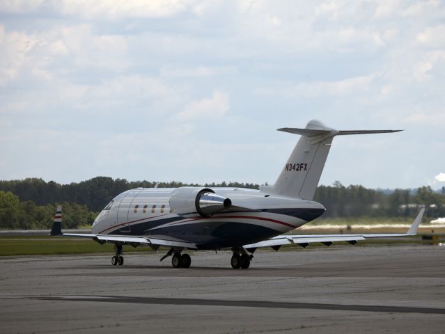 Canadair Challenger (N342FX)