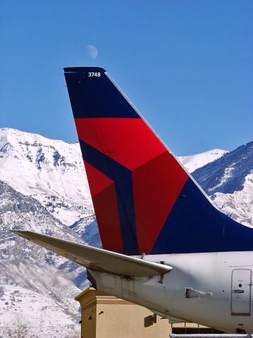 Boeing 737-800 (N3748Y)