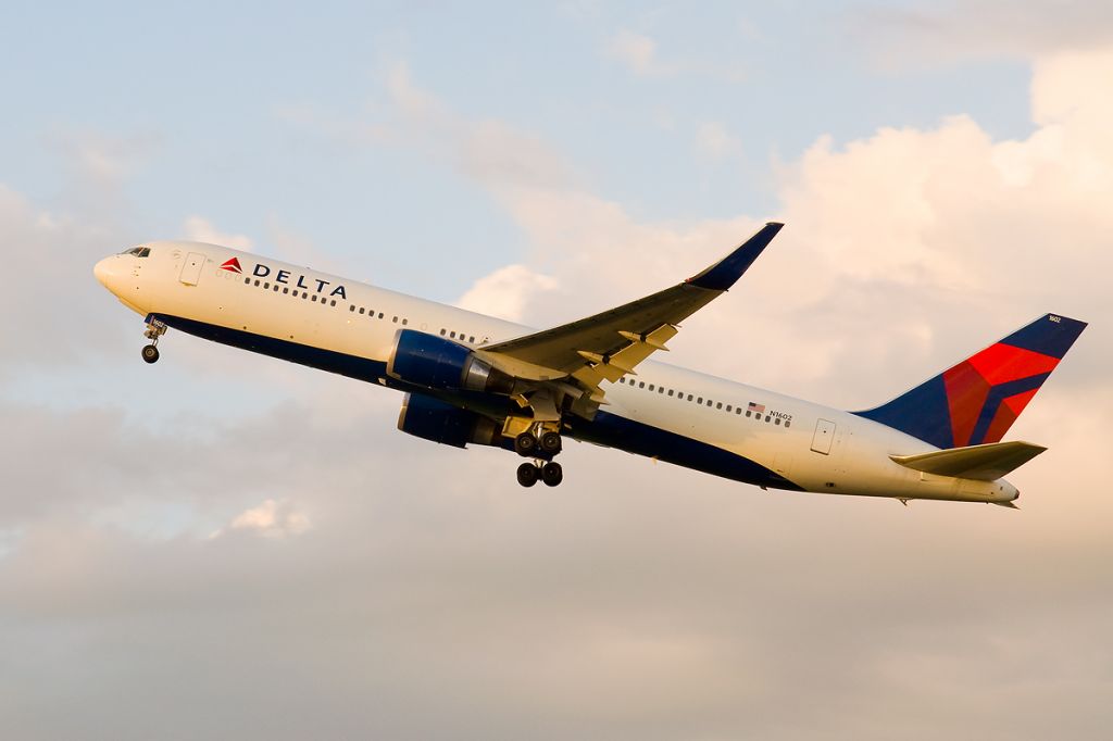 BOEING 767-300 (N1602) - Winglets ! -300er launch 33L to LHR