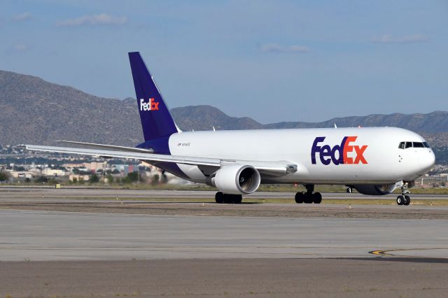 BOEING 767-300 (N144FE)
